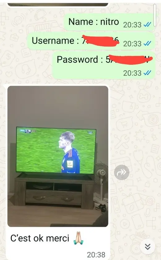Conversation WhatsApp : un client partage une photo d'un match de football diffuse sur sa television