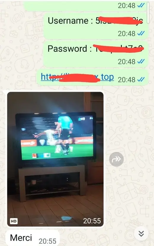 Conversation WhatsApp : un client partage une photo de sa television diffusant une competition sportive